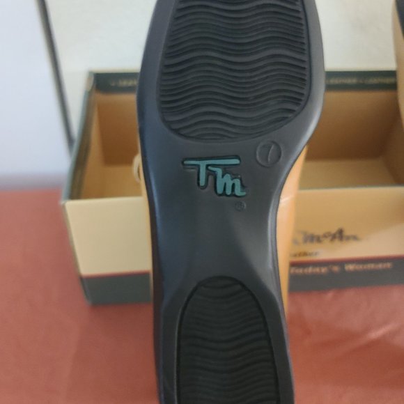 BRAND NEW Ladies Thom McAn Leather Step-In Flat Size 7 Camel Color - Picture 10 of 11